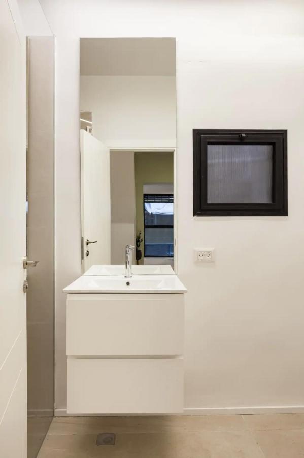Renovated Large 3Rm Apartment 5 Min From The Beach เทลอาวีฟ ภายนอก รูปภาพ