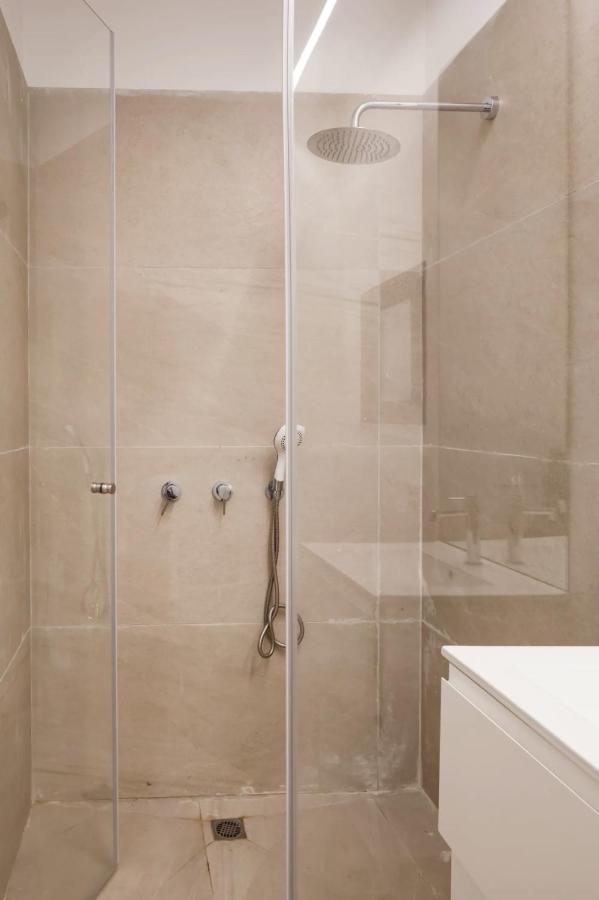 Renovated Large 3Rm Apartment 5 Min From The Beach เทลอาวีฟ ภายนอก รูปภาพ